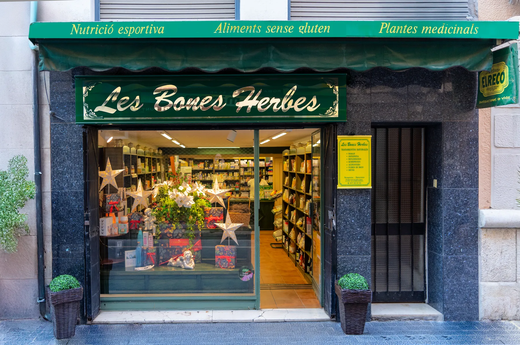 Façana de la botiga Les Bones Herbes a El Vendrell